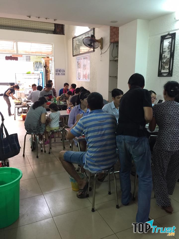 Không gian quán miến gà - bún măng vịt Tuấn Thanh