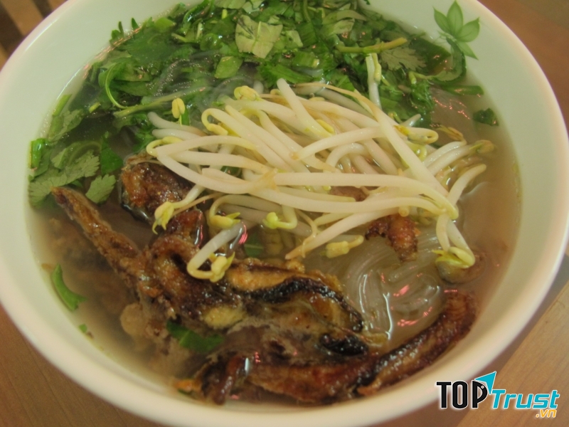 Bát miến lươn nóng hổi với thịt lươn được chiên giòn, nước dùng ngọt thơm và chút rau sống là món ăn khó có thể chối từ.