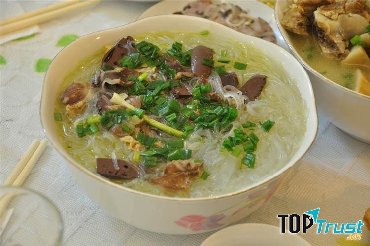 Miến nấu lòng gà dai dai, sần sật, lòng gà thơm lừng, nước dùng ngọt tự nhiên cũng được nhiều bà nội trợ làm cho mâm cỗ cúng Rằm tháng 7