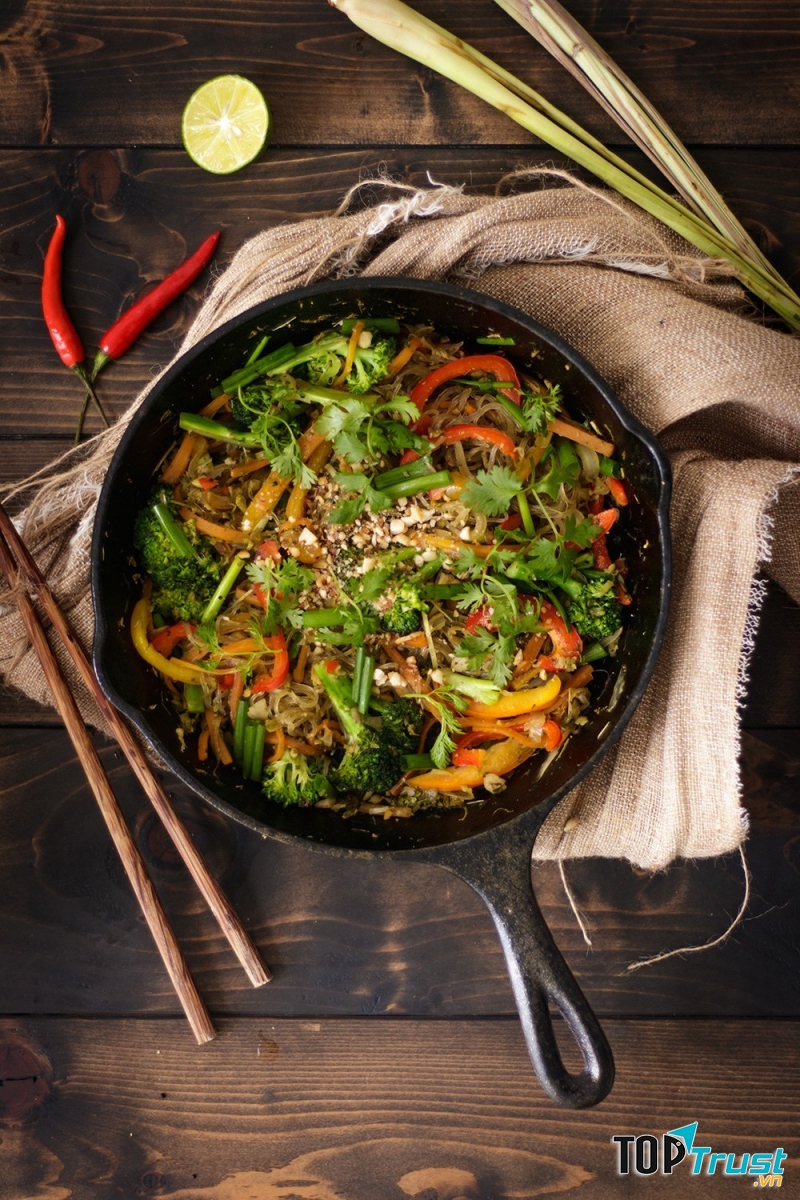 Miến xào thịt viên cải xanh