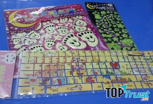 Miếng dán đồ chơi đa dạng, mẫu mã bắt mắt, giá thành rẻ luôn thu hút trẻ em