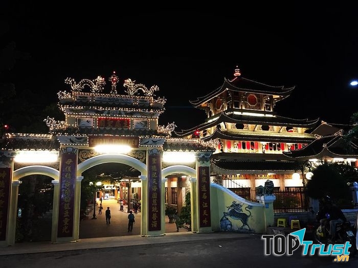 Miếu Bà Chúa Xứ nhìn từ bên ngoài