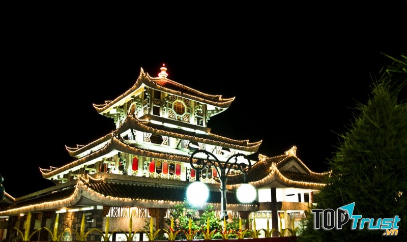 Miếu Bà Chúa Xứ vào buổi tối