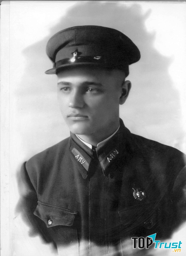 Mikhail Ilyich Surkov nổi tiếng là một người lính bắn tỉa khét tiếng