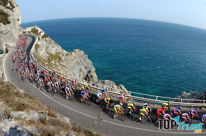 Đường đua nằm giữa thành phố Milan và Sanremo