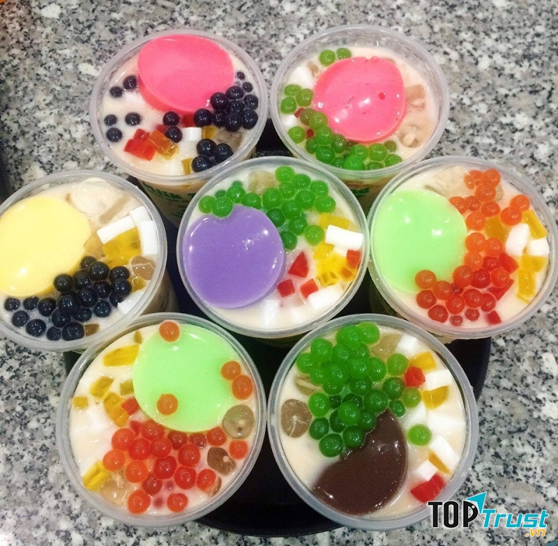 Quán còn có vô số các loại topping cho thực khách thưởng thức, topping mềm, thơm, đủ các hương vị hoà quyện vào ly trà sữa béo ngậy thơm ngon, tạo nên cảm giác mát lạnh ngon ngọt khó cưỡng lại