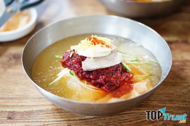 Nước sốt cay phủ trên lớp mì lúa mì dai ngon