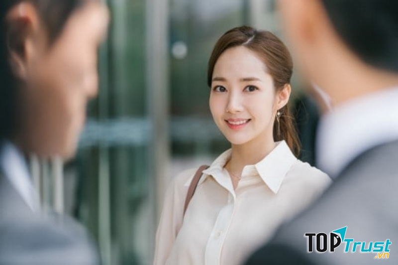 Mỉm cười nhẹ nhàng và xoa giãn chân mày