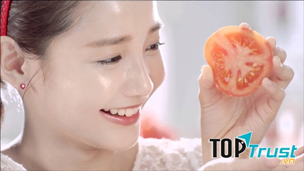 Áp dụng phương pháp massage cà chua lên mặt mỗi ngày giúp da mịn màng, tươi trẻ.