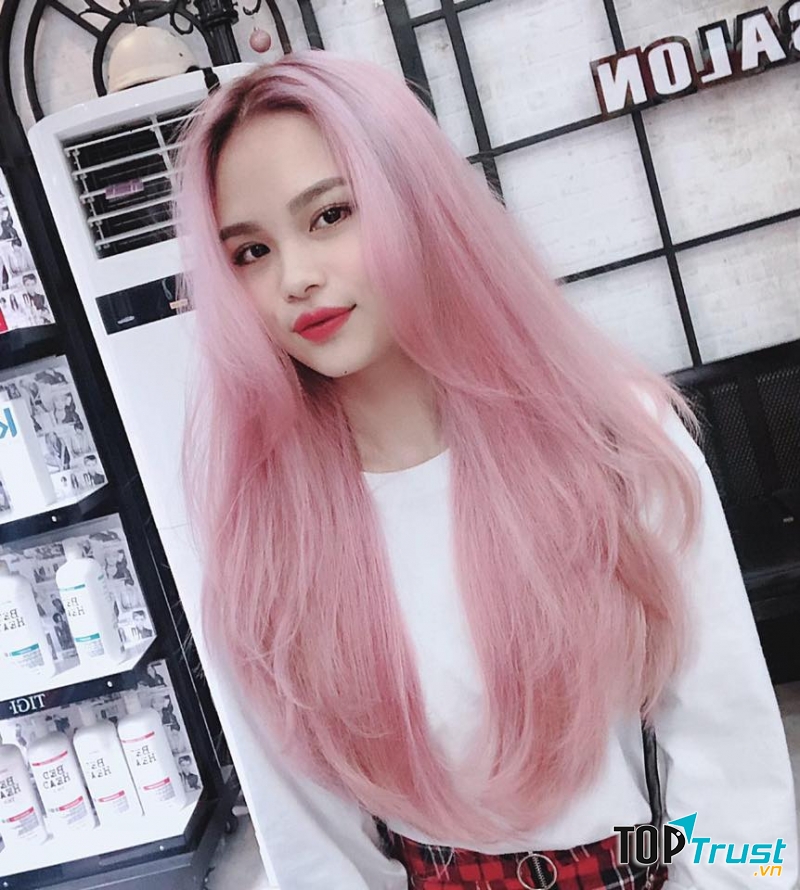 Đặc biệt, khi đến đây, bạn hoàn toàn yên tâm vì Salon chuyên sử dụng các mỹ phẩm nhuộm, chăm sóc tóc của những nhãn hiệu chăm sóc tóc uy tín và hàng đầu thế giới