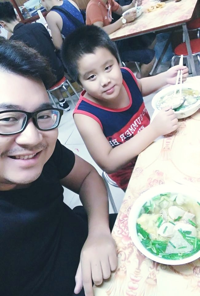 Hai bố con đến ăn