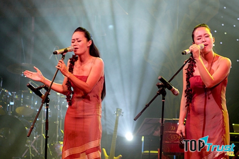 Hai nữ ca sĩ Minh Anh - Minh Ánh