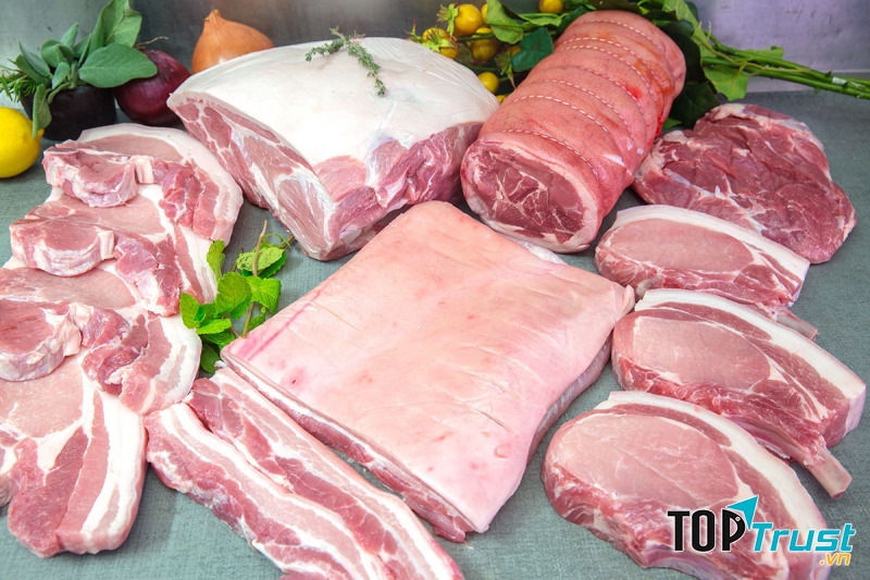 Nhiều loại thịt sach được bày bán tại Minh Cầu