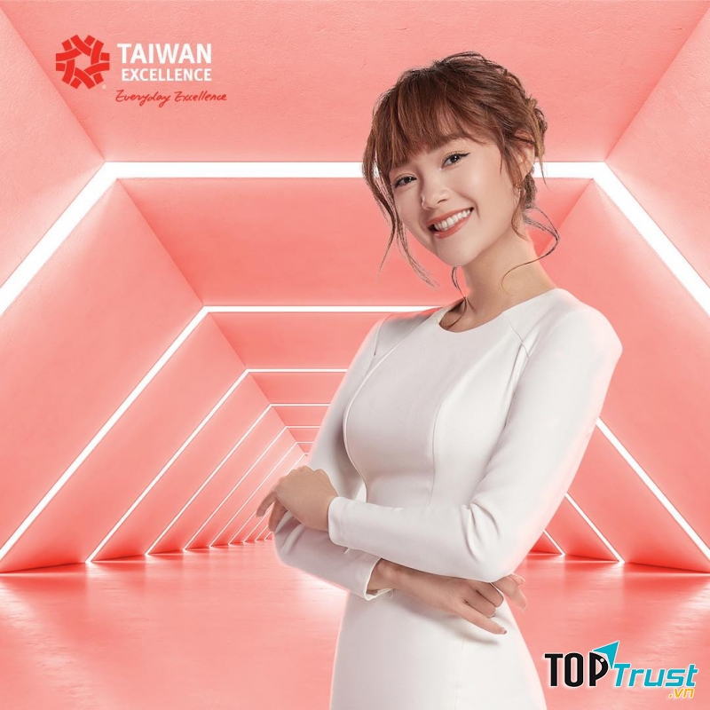 Đến nay Minh Hằng đã có trong tay nhiều giải thưởng âm nhạc, tham gia rất nhiều bộ phim truyền hình và điện ảnh.