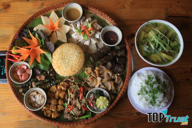 Đặc sắc nhất của quán là mẹt lợn nhỏ, rau bò khai xào tỏi và cá tuyết thì hơi nhiều.