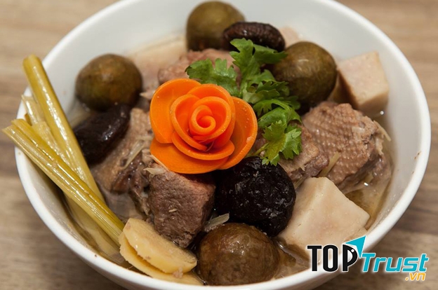 Vịt om sấu là món được yêu thích tại Minh Phương