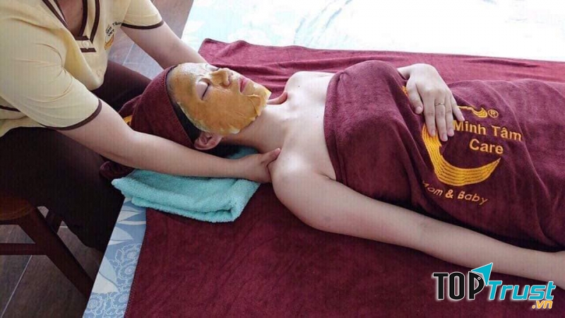 Đắp mặt nạ chăm sóc da mặt