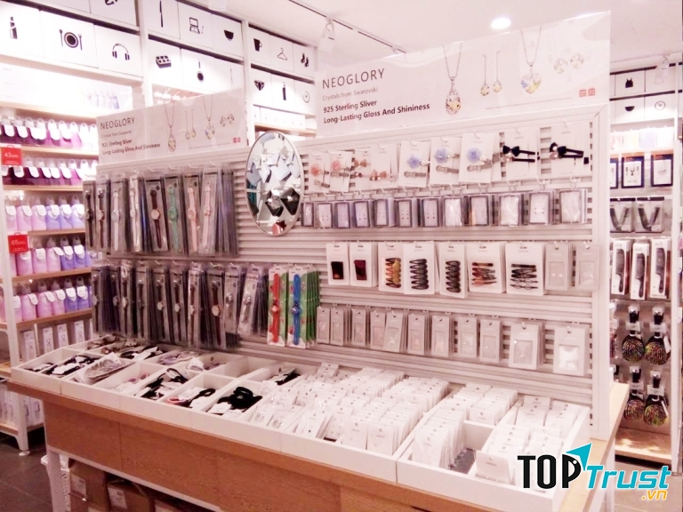 Một góc phụ kiện thời trang ở Miniso