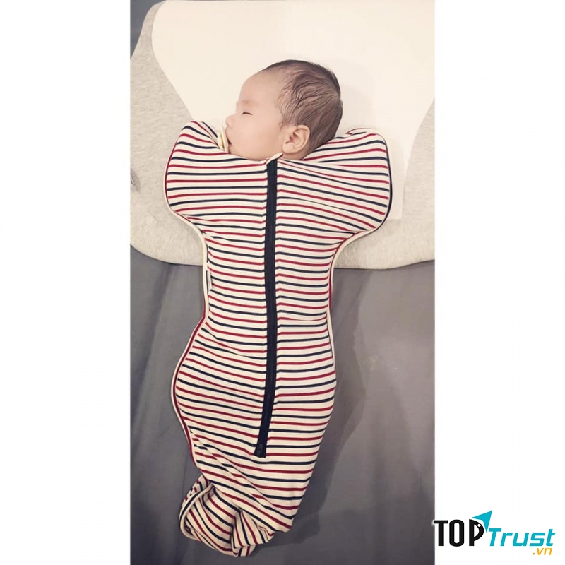 Quấn nhộng chũn Cocoon với chất liệu vải cotton co giãn, mềm mịn và cực thoáng mát, thấm hút mồ hôi tốt.