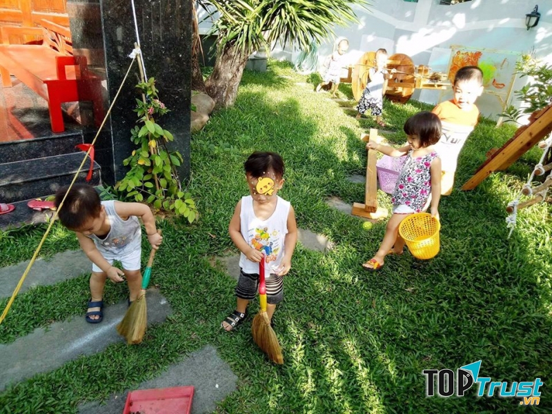 Các thiên thần cùng nhau dọn dẹp khu vườn yêu thương