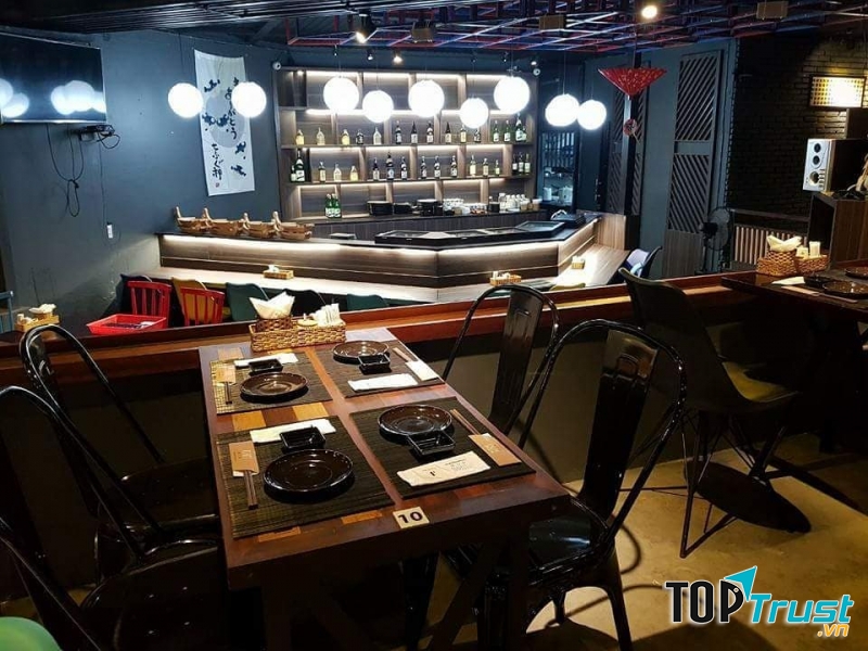 Ghé đến Mitami Japanese Restaurant, hãy tận hưởng những món ăn tuyệt vời nơi đây, hoà mình vào không gian ẩm thực Nhật Bản, cảm nhận sự tinh tế trong cách bài trí món ăn, cách bài trí bàn ghế và vật dụng trong nhà hàng