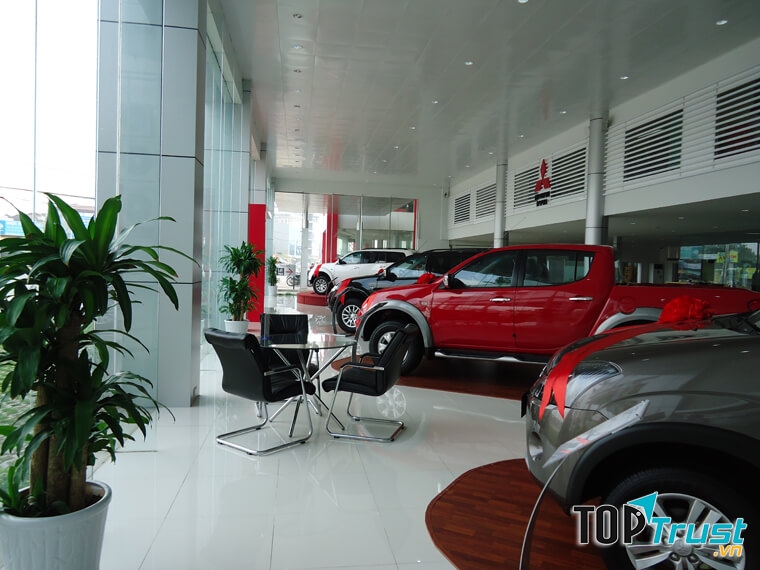 Showroom trưng bày Mitsubishi Cầu Diễn
