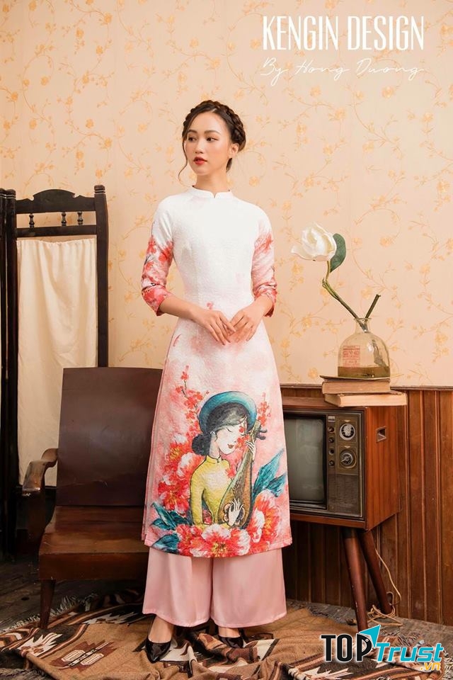 Họa tiết ở tà áo dài vô cùng độc đáo, gây ấn tượng với người nhìn.
