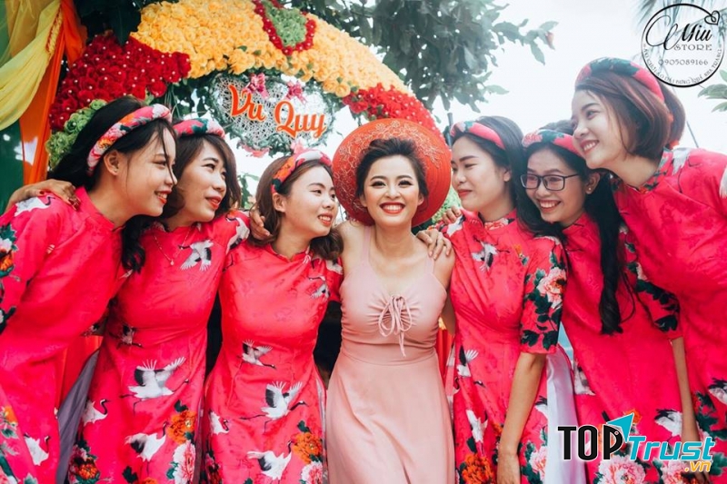 Các bộ áo dài bưng tráp được thiết kế theo chủ đề khác nhau.