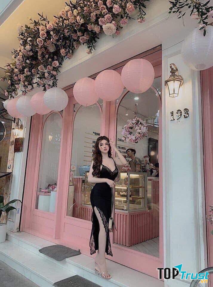 Cửa hàng có sẵn rất nhiều mẫu váy áo, khách hàng có thể mặc thử thoải mái
