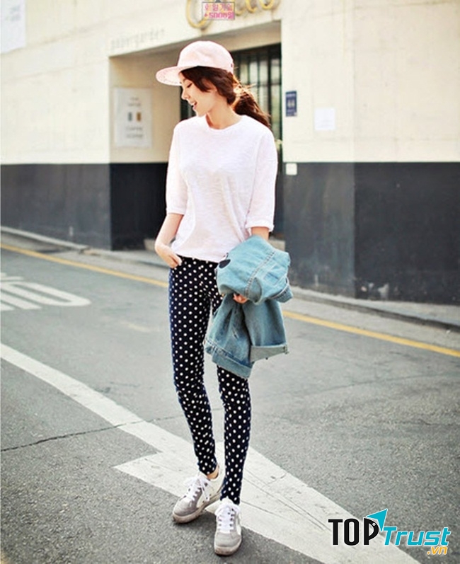 Một cách để khoe khéo đôi chân dài của bạn nè! Kết hợp cùng 1 chiếc nón trắng sẽ nhân sự sành điệu của bạn lên gấp bội phần!
