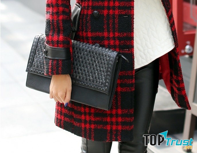 Những chiếc túi xách da màu đen với họa tiết đơn giản lại tiếp tục chiếm được một vị trí riêng khó lung lay trong thị trường