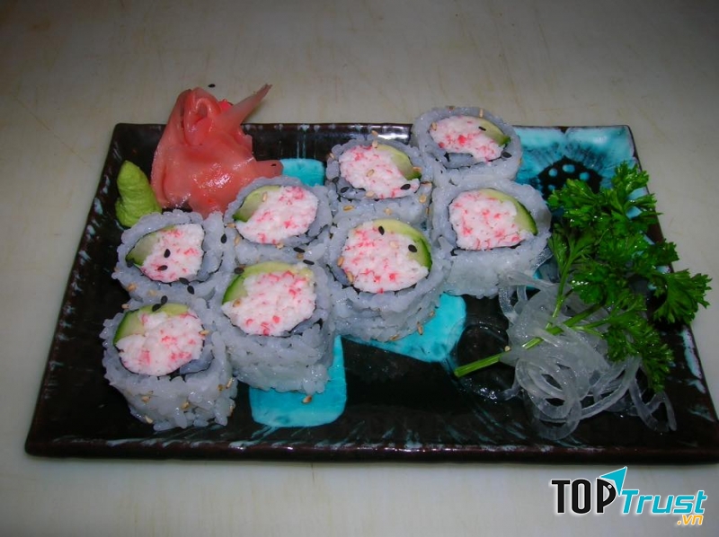 Món sushi hấp dẫn tại nhà hàng