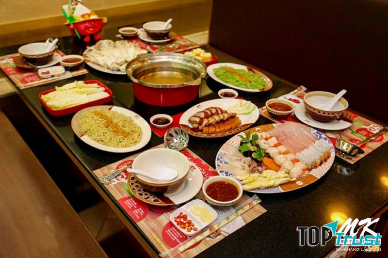 Món Thái hấp dẫn tại nhà hàng.