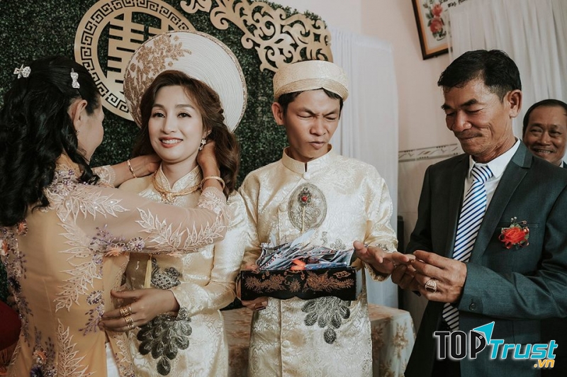 Những bộ áo dài cưới đẹp mắt, sang trọng và cập nhật xu hướng thời trang mới nhất.