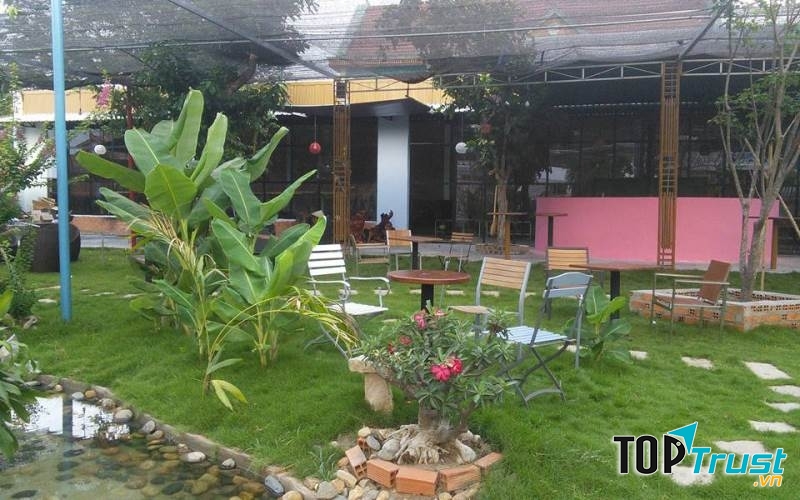 Không gian sân vườn thoáng mát hài hòa với thiên nhiên