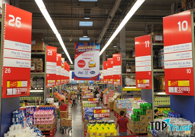 Trưng bày sản phẩm bên trong siêu thị.