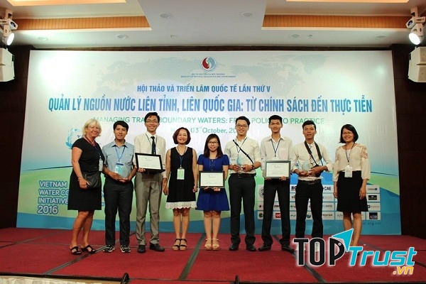 Nhóm sinh viên sáng chế mô hình thu gom nước mưa tại ĐBSCL