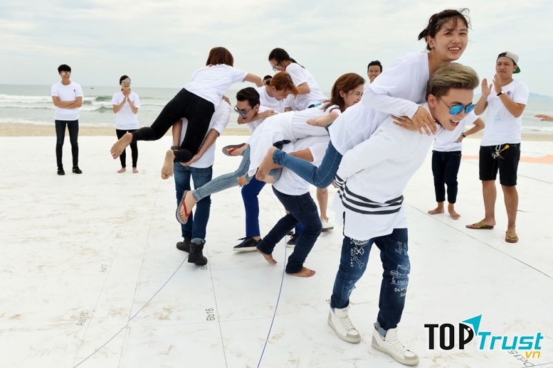 các bạn nam phải cõng bạn nữ chạy thật nhanh