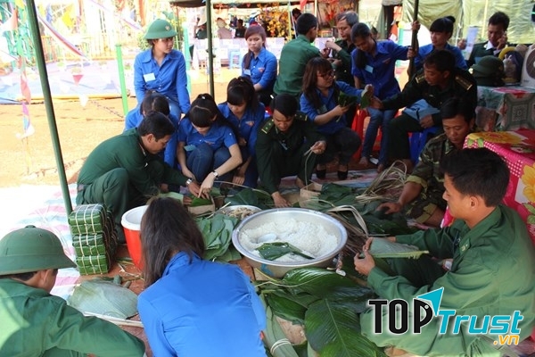 Cùng các chú bộ đội làm bánh trưng đón Tết