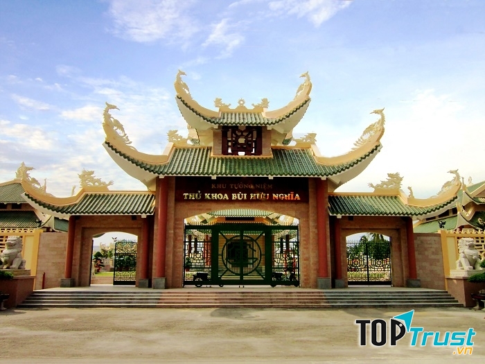 Cổng chính tam quan