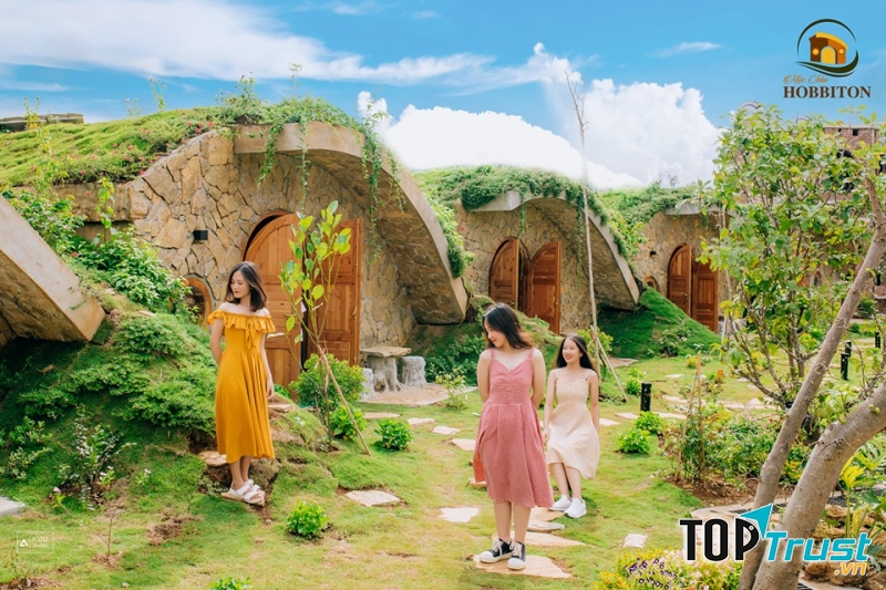 Với rất nhiều căn nhà Hobbit độc lập, độc đáo và mới lạ, thiết kế đẹp đúng theo phong cách các căn nhà cổ tích, cùng nhiều phòng villa được thiết kế hiện đại