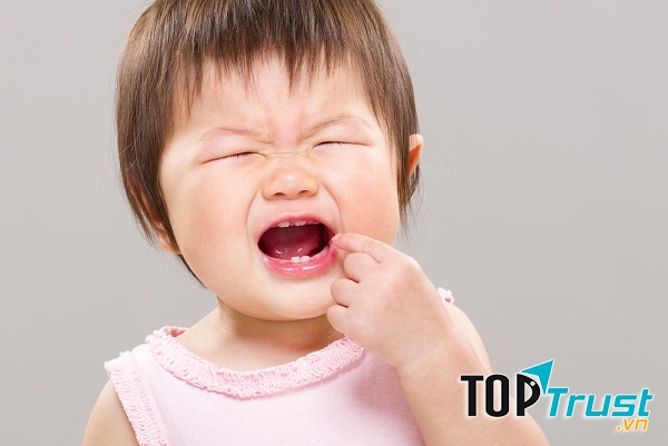 Mọc răng cũng là một trong những nguyên nhân khiến bé khóc