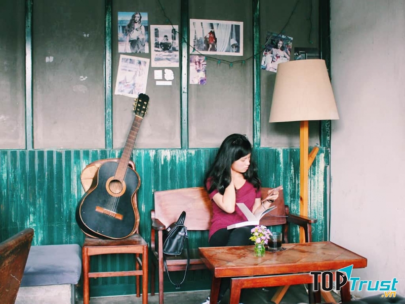 Đến với Mockingbird Café  bạn sẽ được thưởng thức những ly cafe hay bất kì một đồ uống nào của quán, kết hợp với những bản nhạc tiếng anh với  điệu Jazz hay Ballad