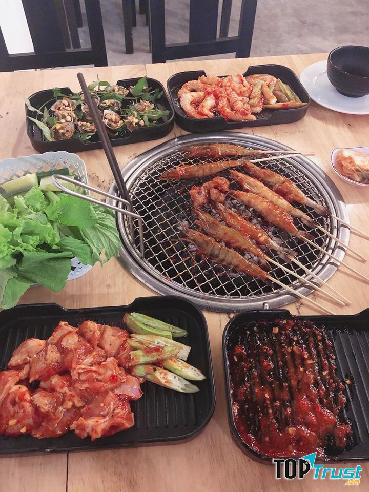 Menu của Mọi BBQ đa dạng các món từ thịt đến chân gà, hải sản,… được chọn loại tốt, đều được ướp vị vừa vặn.