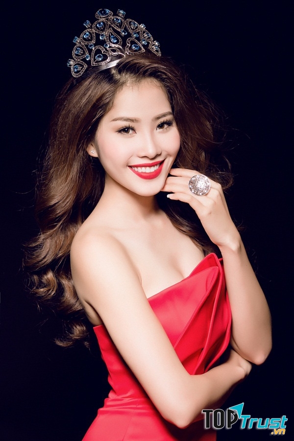 Phụ nữ môi hồng răng trắng