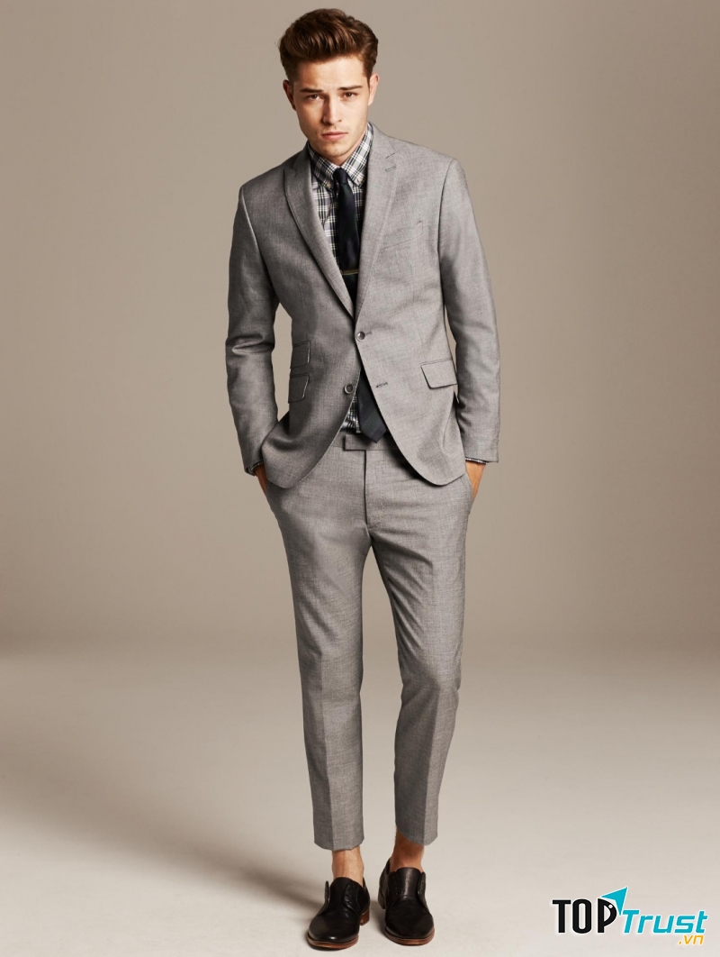 Giày Tây đen kết hợp suit xám nhạt vô cùng lịch lãm