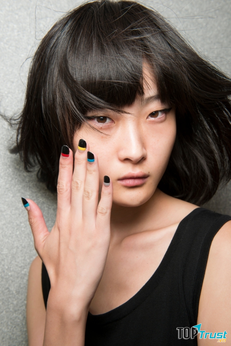 Sắc cầu vồng thể hiện trên từng ngón tay