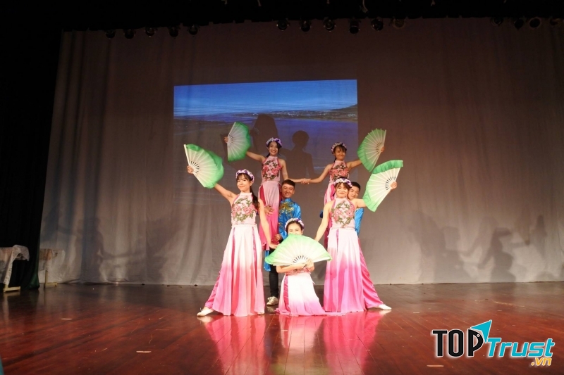 Sinh viên lớp Báo chí K4 biểu diễn trong Chương trình kỉ niệm 87 năm ngày thành lập Hội liên hiệp Phụ nữ Việt Nam