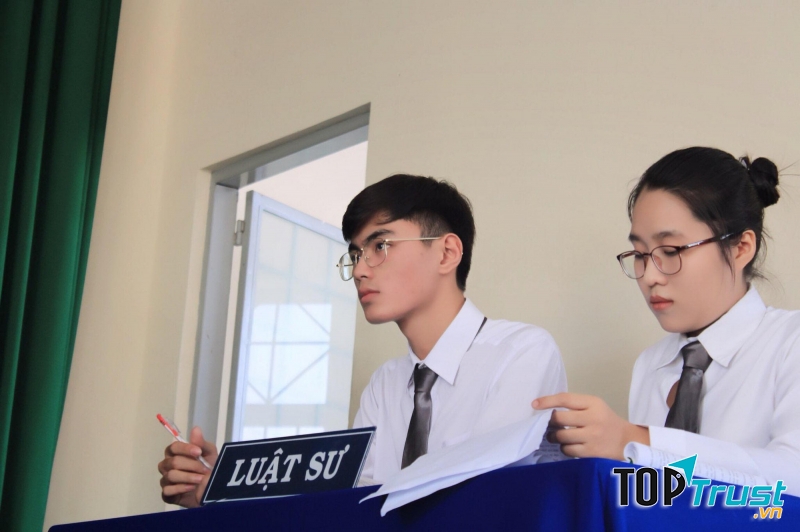 Môi trường làm việc của ngành Luật luôn được đảm bảo các yếu tố về sự tôn nghiêm và quyền lực.