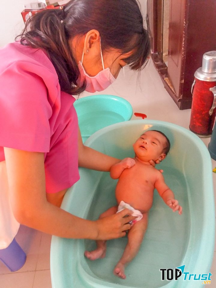 Bé được tắm theo đúng quy trình chuẩn Bộ y tế